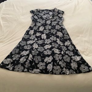 Like new! Chaps sleeveless, v-neck dress